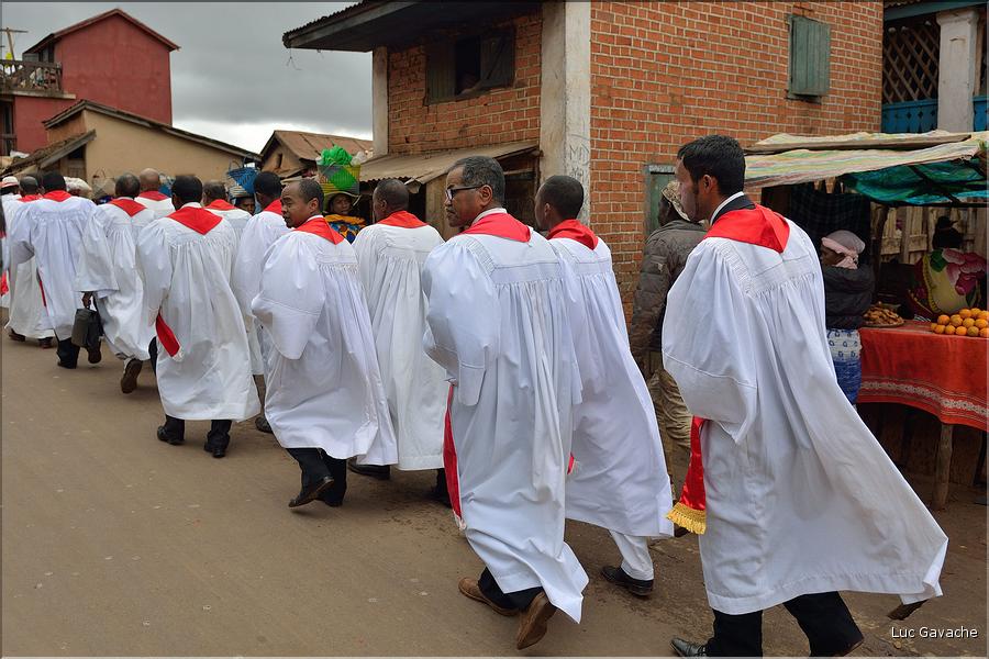 Sur la route entre Fianarantsoa et Ambositra se succéde les villages des hautes terres. Ici une procession religieuse. (26)