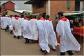Sur la route entre Fianarantsoa et Ambositra se succéde les villages des hautes terres. Ici une procession religieuse. (26)
