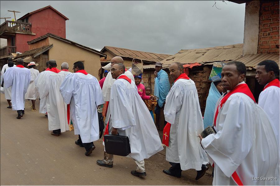 Sur la route entre Fianarantsoa et Ambositra se succéde les villages des hautes terres. Ici une procession religieuse. (27)