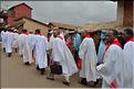 Sur la route entre Fianarantsoa et Ambositra se succéde les villages des hautes terres. Ici une procession religieuse. (27)