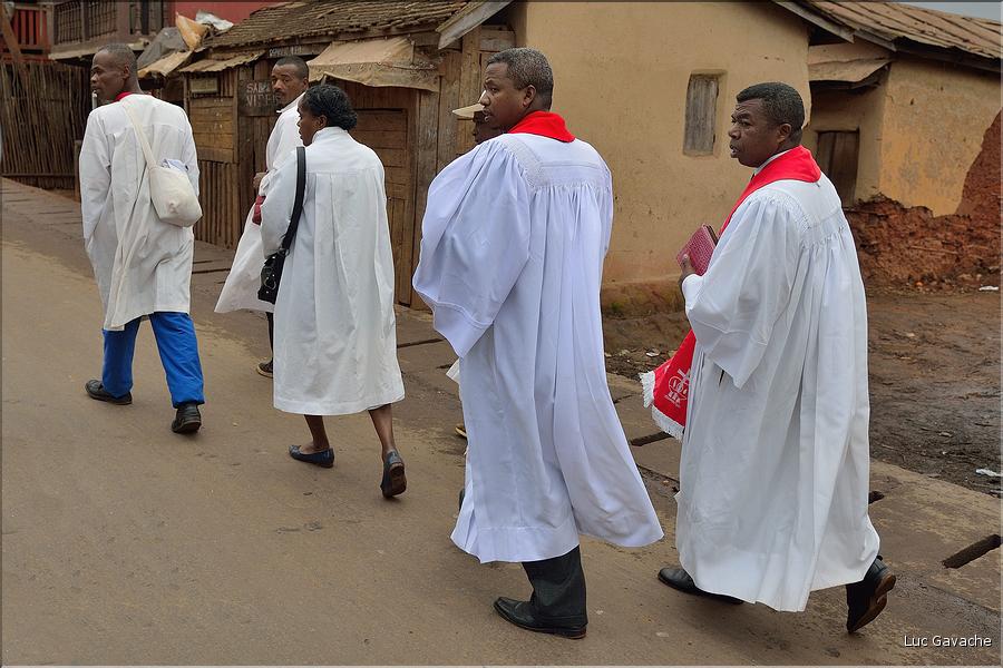 Sur la route entre Fianarantsoa et Ambositra se succéde les villages des hautes terres. Ici une procession religieuse. (28)