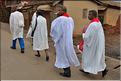 Sur la route entre Fianarantsoa et Ambositra se succéde les villages des hautes terres. Ici une procession religieuse. (28)