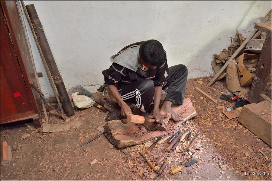 Ambositra est renommée pour le travail du bois, notamment de la marqueterie. (1)