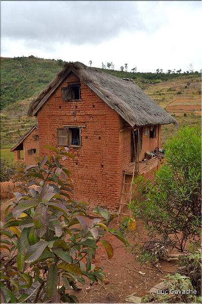 Vendeur de charbon de bois sur la route entre Ambositra et Antsirabe. (4)