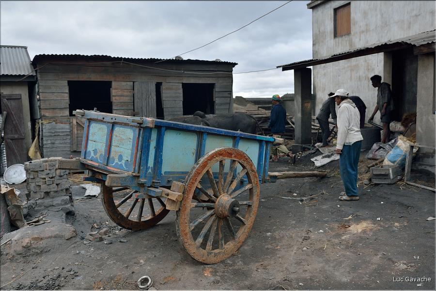 A l'approche d'Antananarivo rencontre avec les fabricants de marmites en aluminium de récupération. (1)