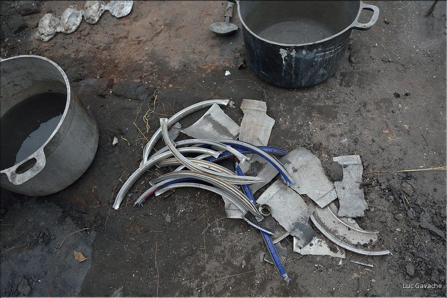 A l'approche d'Antananarivo rencontre avec les fabricants de marmites en aluminium de récupération. (2)
