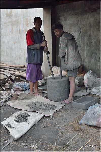 A l'approche d'Antananarivo rencontre avec les fabricants de marmites en aluminium de récupération. Ici le concassage et la fonte. (1)