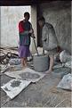A l'approche d'Antananarivo rencontre avec les fabricants de marmites en aluminium de récupération. Ici le concassage et la fonte. (1)