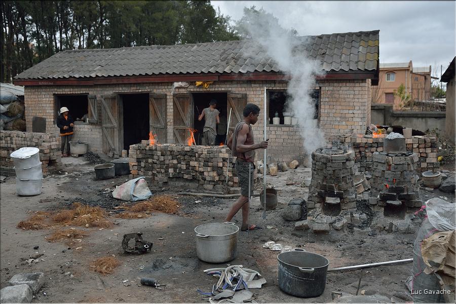 A l'approche d'Antananarivo rencontre avec les fabricants de marmites en aluminium de récupération. Ici le concassage et la fonte. (2)