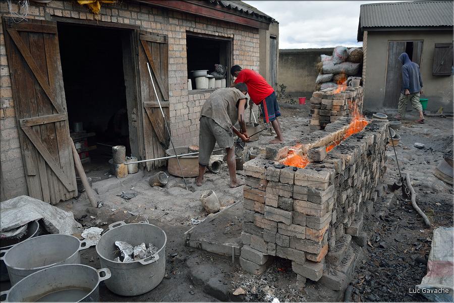 A l'approche d'Antananarivo rencontre avec les fabricants de marmites en aluminium de récupération. Ici le concassage et la fonte. (3)