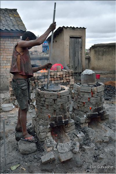 A l'approche d'Antananarivo rencontre avec les fabricants de marmites en aluminium de récupération. Ici le concassage et la fonte. (4)