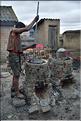 A l'approche d'Antananarivo rencontre avec les fabricants de marmites en aluminium de récupération. Ici le concassage et la fonte. (4)