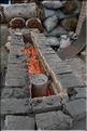 A l'approche d'Antananarivo rencontre avec les fabricants de marmites en aluminium de récupération. Ici le concassage et la fonte. (5)