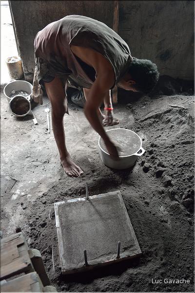 Fabrication de marmites en aluminium de récupération. Ici préparation du moule avec une ancienne marmite et un couvercle. (2)