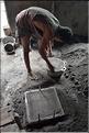 Fabrication de marmites en aluminium de récupération. Ici préparation du moule avec une ancienne marmite et un couvercle. (2)