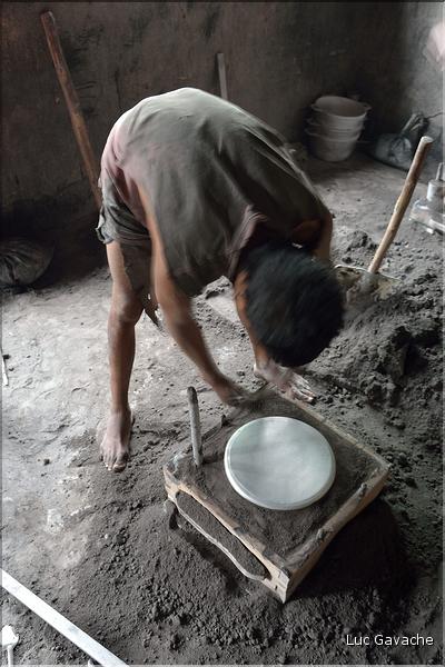 Fabrication de marmites en aluminium de récupération. Ici préparation du moule avec une ancienne marmite et un couvercle. (3)