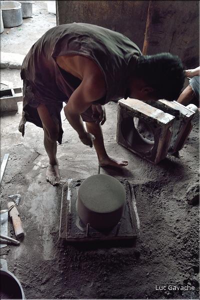 Fabrication de marmites en aluminium de récupération. Ici préparation du moule avec une ancienne marmite et un couvercle. (7)