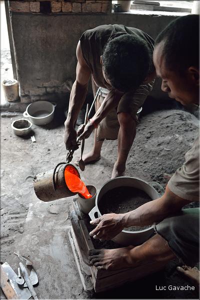 Fabrication de marmites en aluminium de récupération. Ici le coulage, puis le démoulage. (2)
