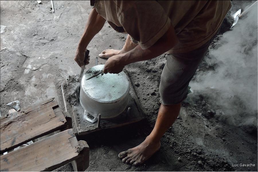 Fabrication de marmites en aluminium de récupération. Ici le coulage, puis le démoulage. (4)