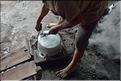 Fabrication de marmites en aluminium de récupération. Ici le coulage, puis le démoulage. (4)