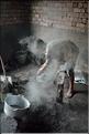 Fabrication de marmites en aluminium de récupération. Ici le coulage, puis le démoulage. (5)
