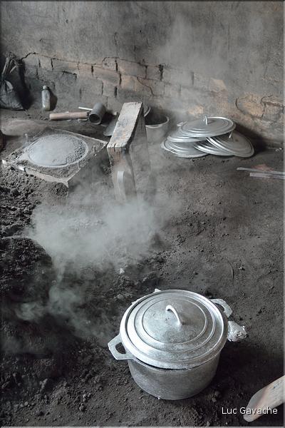 Fabrication de marmites en aluminium de récupération. Ici le coulage, puis le démoulage. (7)