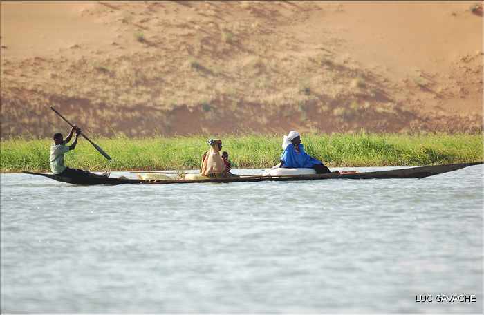 A quelque kilométres aux Nord Gao, les dunes du Sahara viennent se jeter dans le fleuve Niger (3)