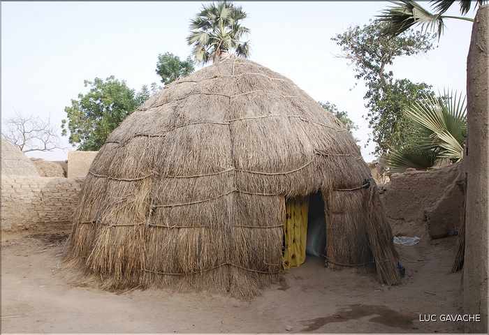 Faisant face à Diakaweli, le village de Mayataki est quant a lui peuplé de Peuls (1)