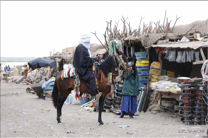 Homme à cheval au marché de Gao