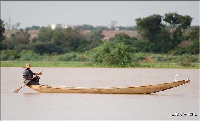 Pinasse sur le fleuve Niger, non loin de Niamey (1)
