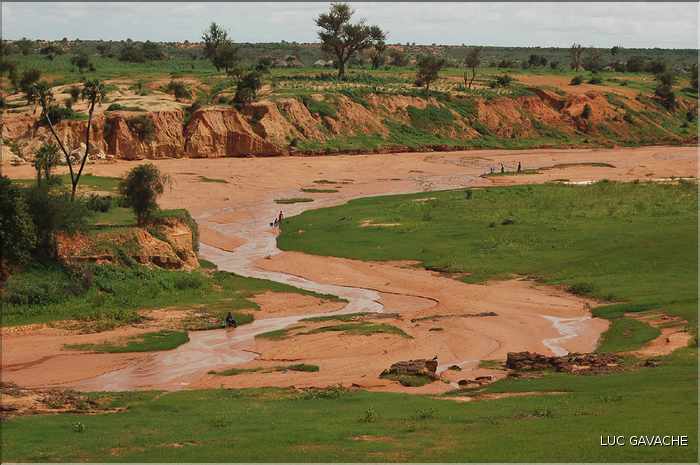Peuls-pêcheurs lavant du linge, aux environs de Niamey