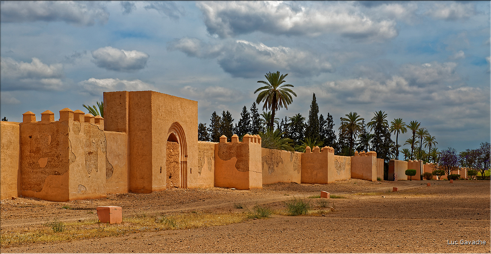 La ville de Marrakech est entourée de 19 km de remparts avec 200 tours carrées, ici nous sommes devant les jardins de l'Agdal. (2)