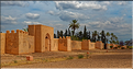 La ville de Marrakech est entourée de 19 km de remparts avec 200 tours carrées, ici nous sommes devant les jardins de l'Agdal. (2)
