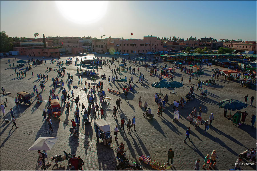 À côté de la Koutoubia se trouve un des hauts lieux de Marrakech, la place Jemaa-el-Fna. (1)