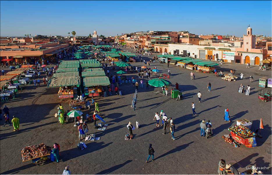 À côté de la Koutoubia se trouve un des hauts lieux de Marrakech, la place Jemaa-el-Fna. (5)