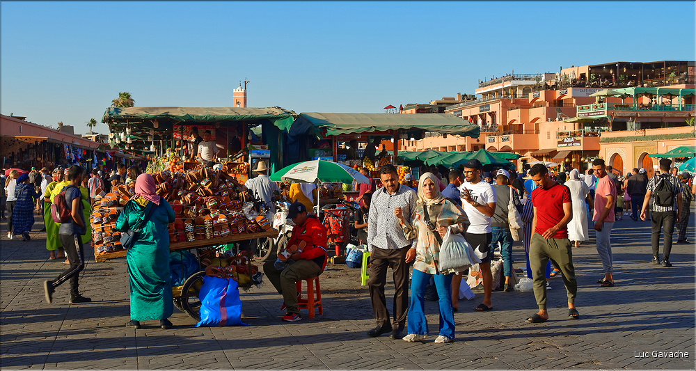 À côté de la Koutoubia se trouve un des hauts lieux de Marrakech, la place Jemaa-el-Fna. (7)