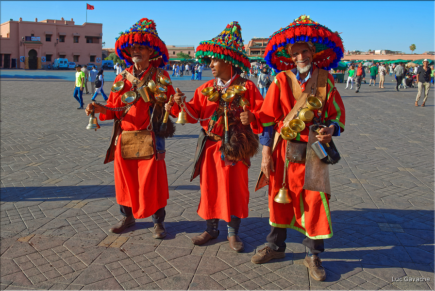 À côté de la Koutoubia se trouve un des hauts lieux de Marrakech, la place Jemaa-el-Fna. (9)