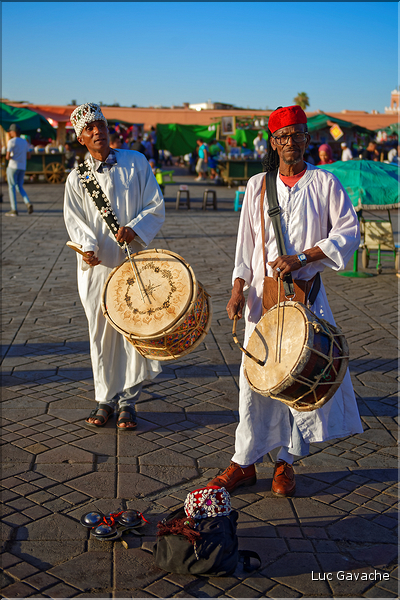 À côté de la Koutoubia se trouve un des hauts lieux de Marrakech, la place Jemaa-el-Fna. (11)