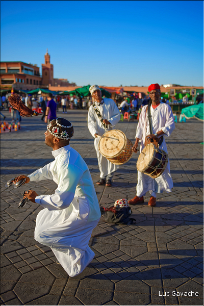 À côté de la Koutoubia se trouve un des hauts lieux de Marrakech, la place Jemaa-el-Fna. (13)