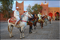 À Marrakech comme dans tout le Maroc se déroule les célèbres fantasias, cette tradition équestre qui simule un assaut guerrier. (1)