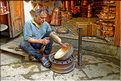 Le quartier des artisans dans la médina de Fès. Ici le travail des objets en métal. (4)