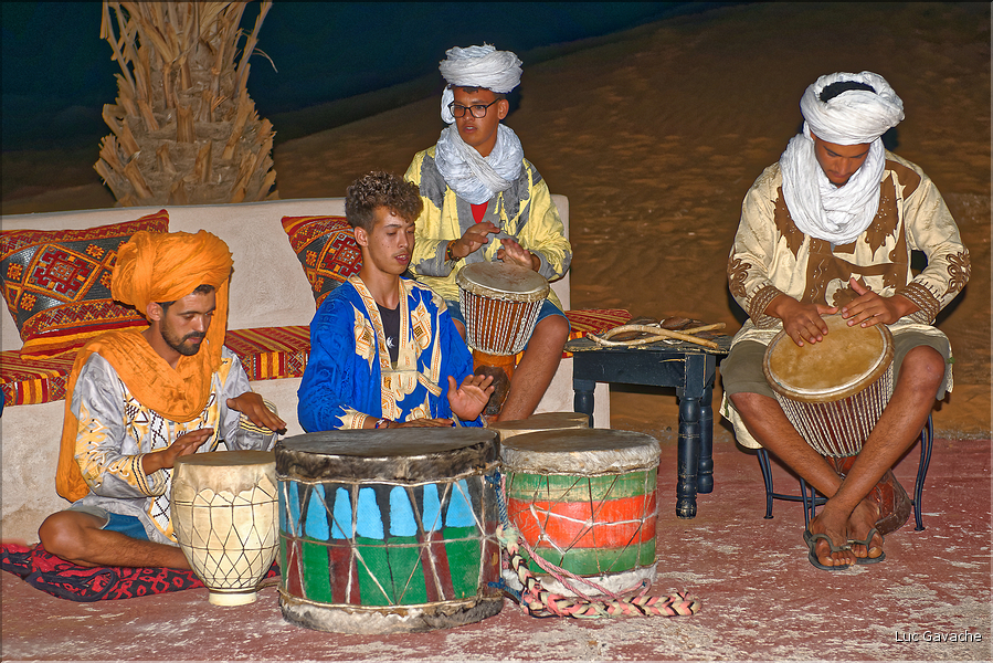 Chants et musiques des hommes du désert dans l'Erg Chebbi (Merzouga). (1)