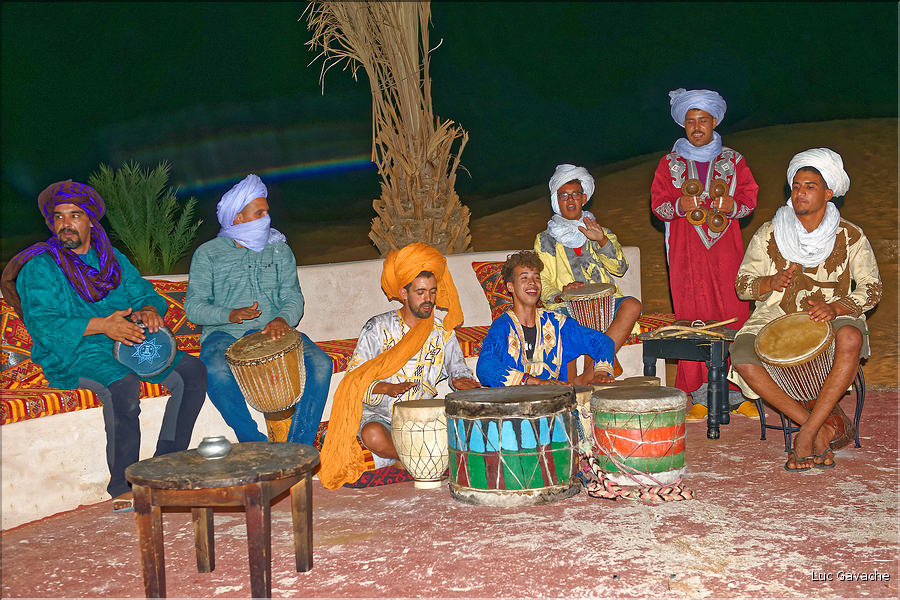 Chants et musiques des hommes du désert dans l'Erg Chebbi (Merzouga). (3)