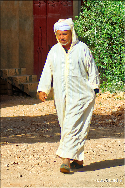 Dans la vallée du Dadès se succèdent les villages et les kasbahs de pisés, mais aussi les jardins avec les activités qui y sont liées. (23)