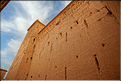 Près de Ouarzazate, au début de la vallée du Dadès, on trouve dans la palmeraie de Skoura la Kasbah Amridil. (4)