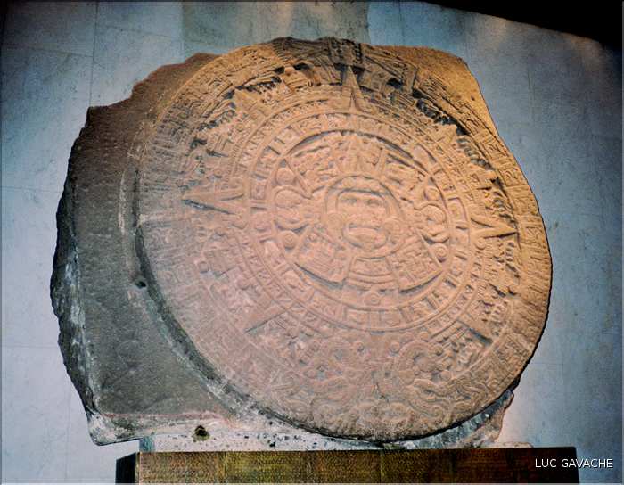 Le Calendrier solaire Aztèque divisait l'année en 18 mois de 20 jours,  plus 5 jours. Musée de Mexico.