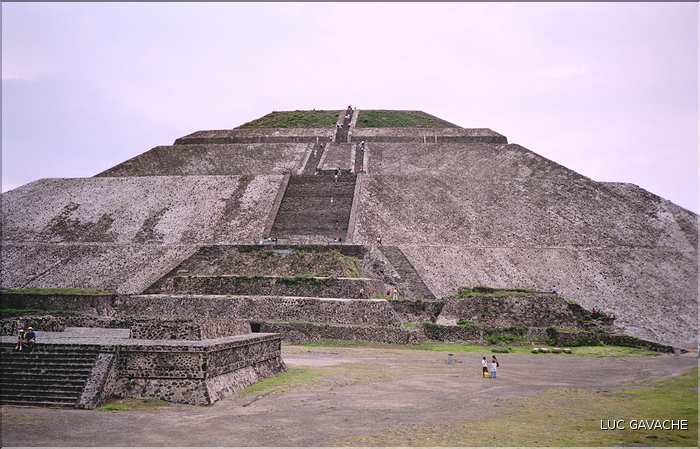 La pyramide du soleil de Teotihuacan est l'une des plus grande du monde avec 225 mètres de côté et 65 mètres de hauteur.