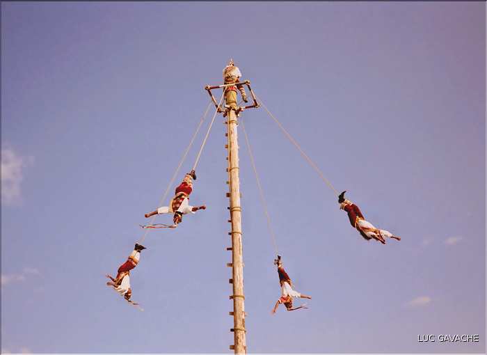 Ces hommes, appelés Voladores, execute une cérémonie rituelle, d'origine Mésoaméricaine.