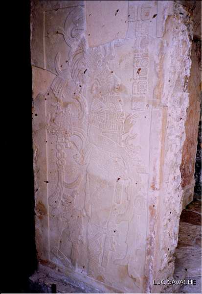 Les édifices de Palenque sont recouvert de bas reliefs.