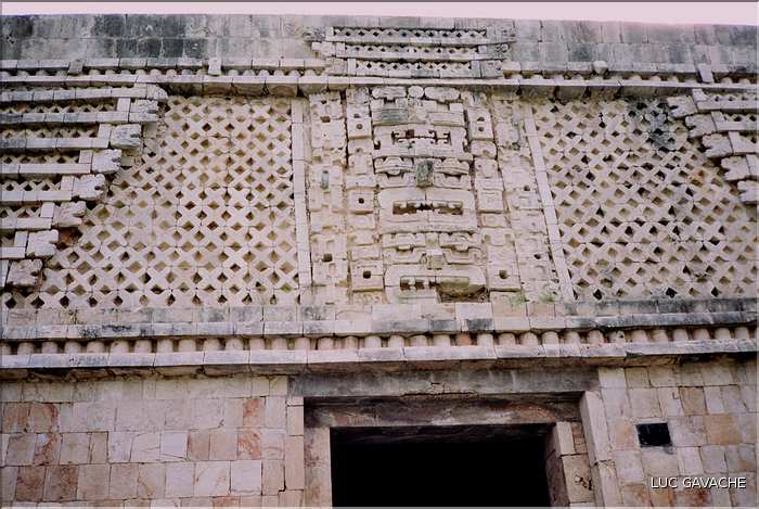 Les édifices d'Uxmal sont richement décorés. (1)